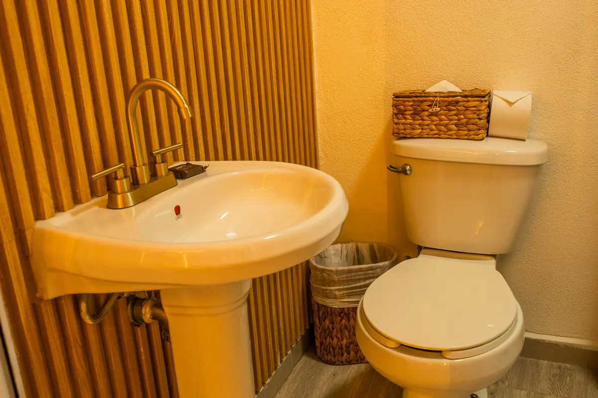 Baño con acabados dorados